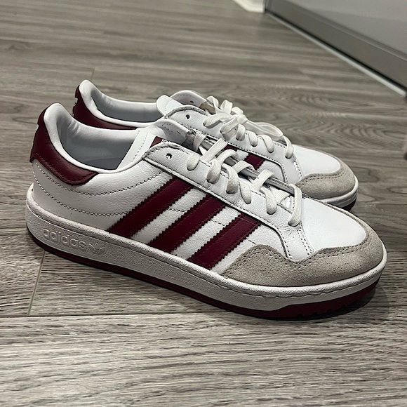 BRAND NEW ADIDAS RED/WHITE WOMENS SHOES - Size 7 - Picture 2 of 2
